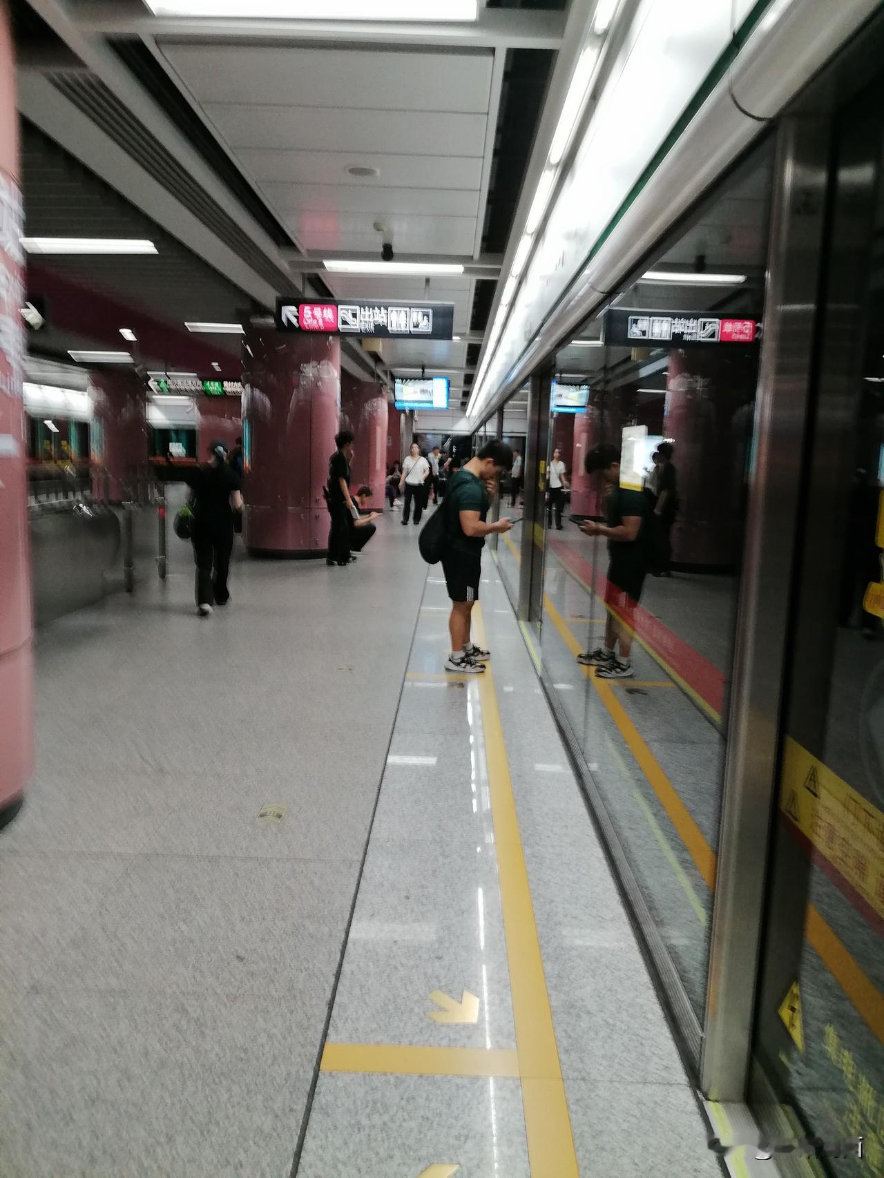 23点30分车陂的最后一班地铁，就像一场和时间的赛跑。车陂站4号线GT04-6: