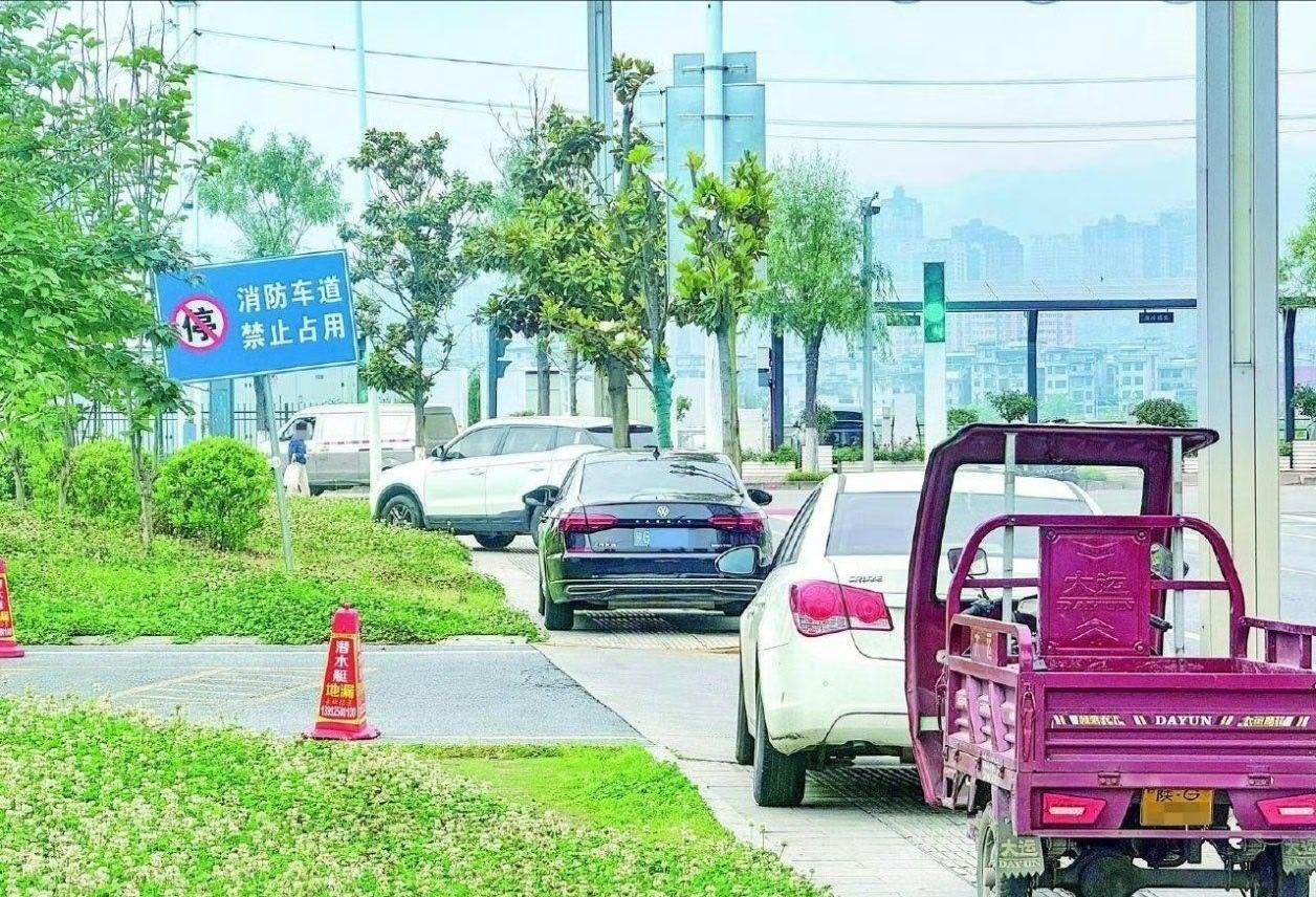 【陕西安康滨江大道沿线违停问题亟待治理，道路被堵，行人不得不绕道而行】

规范停