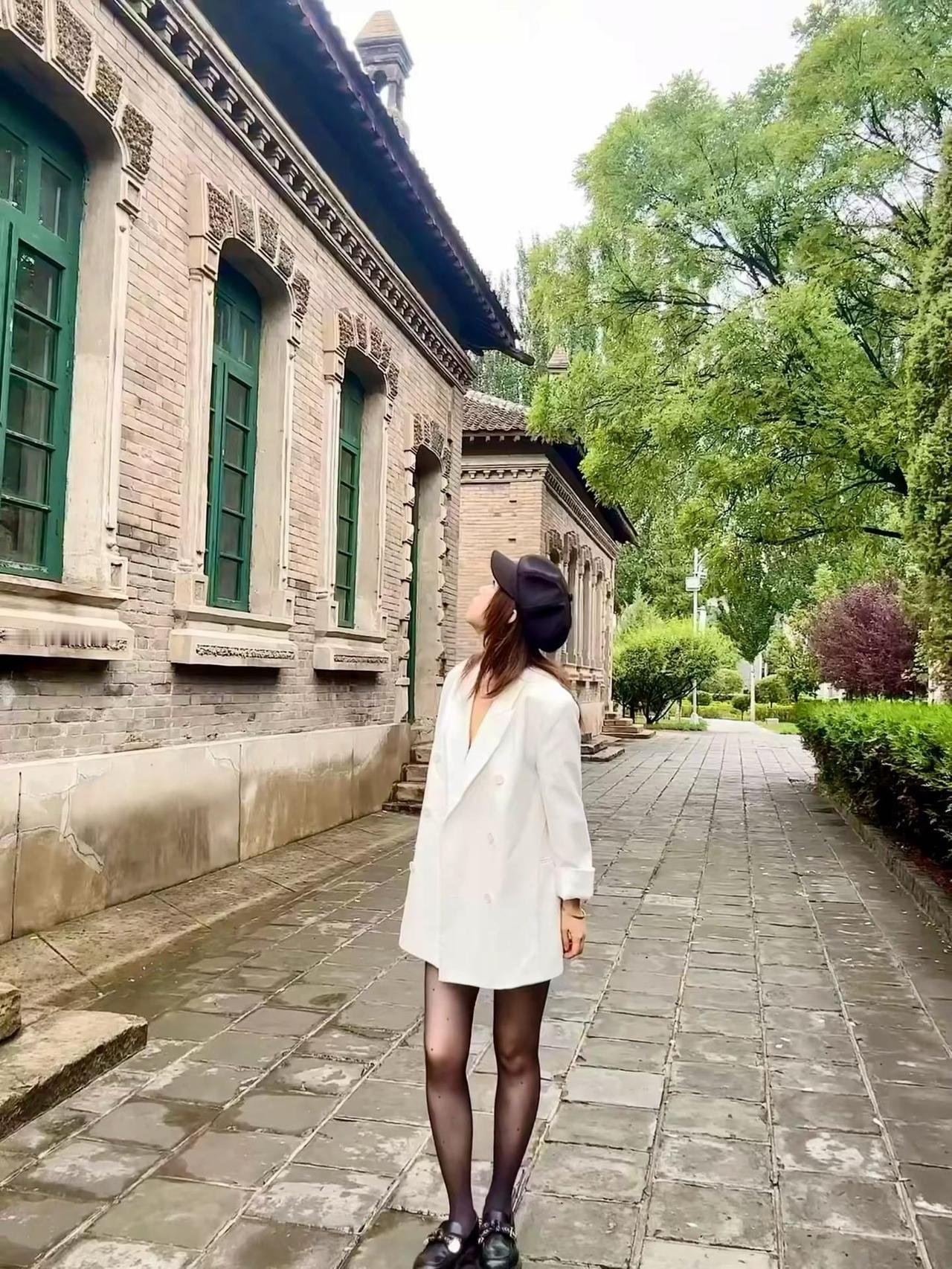 用一张照片证明你来过山西大学大同校区山西山西大学 大同ootd女生穿搭御姐