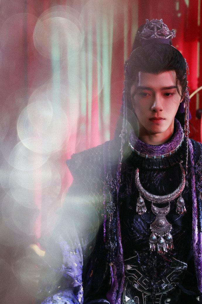 彻底被方逸伦的癫圈粉，柳眼这个角色被他演活了，从温柔菩萨到疯批恶魔的转变堪称一绝