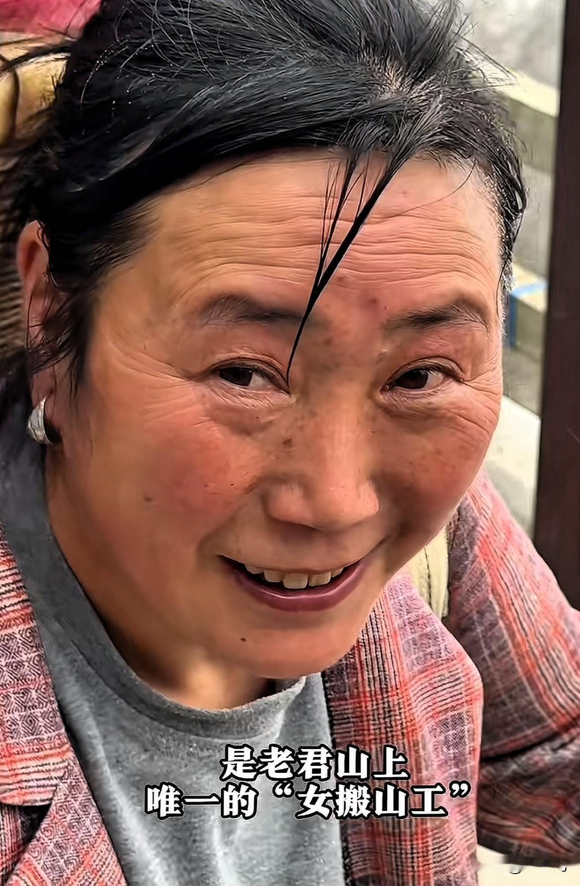 “太心疼了！”河南洛阳，女子在老君山当挑山工11年，每天背起200斤货物上山，记