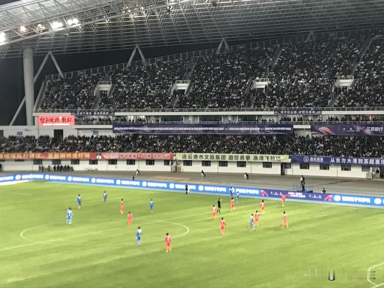 2026赛季江苏城市足球联赛拉开了帷幕。去年连云港的首个主场赛事，体育中心仅东面