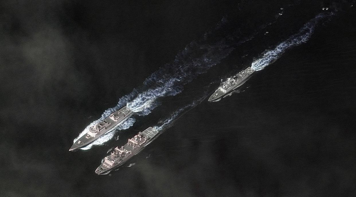 据美国一家商业卫星公司发布的一组图片显示：由075型两栖攻击舰海南舰领衔，包括一