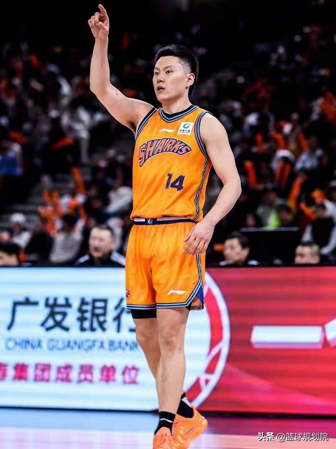没给顶薪，李弘权做出了让步！

上海男篮给李弘权开出的是2年的C类合同，没有给顶