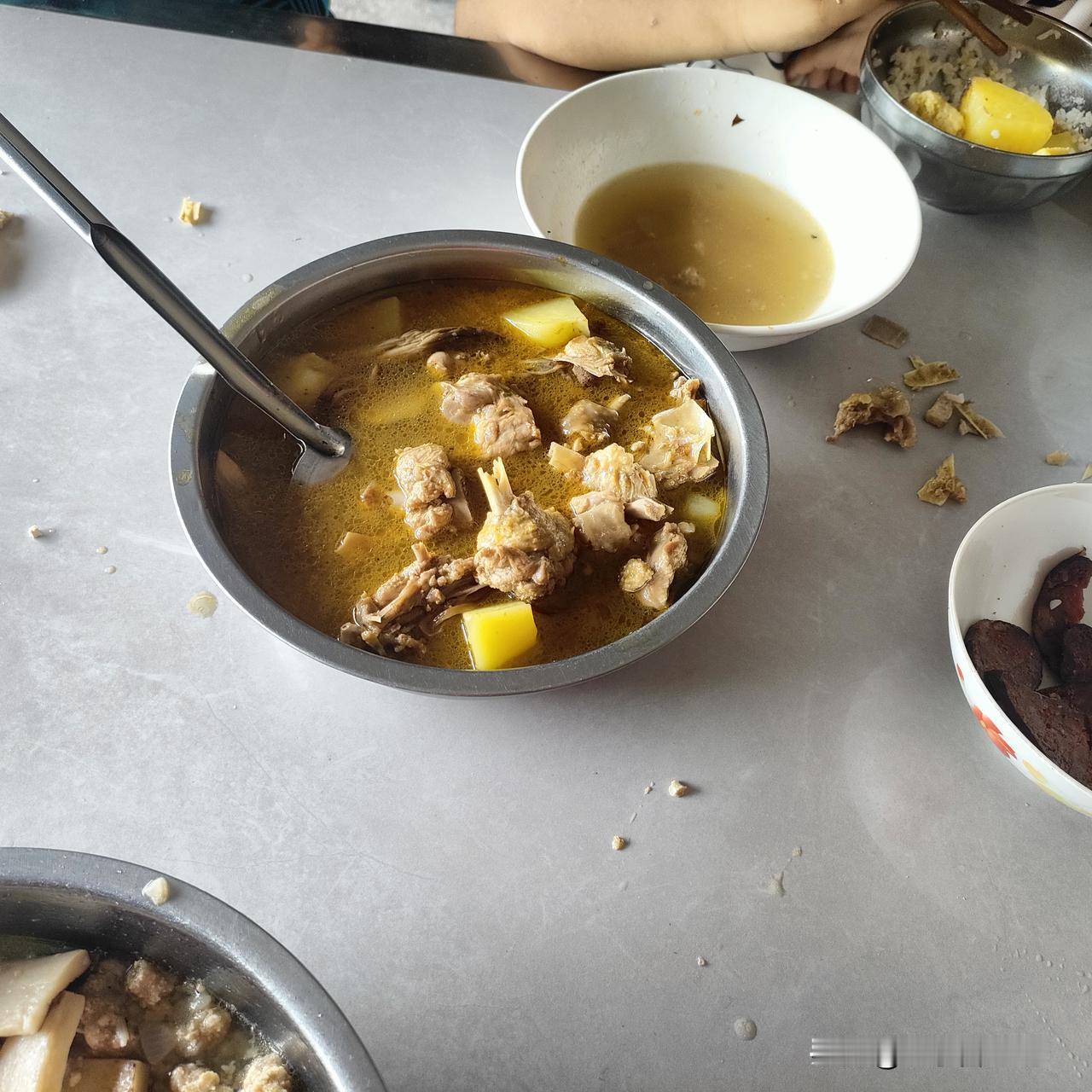 我妈喝汤，用公勺喝，喝不完倒回去。这个毛病有人说:你怎么现在才说？早干嘛去了？