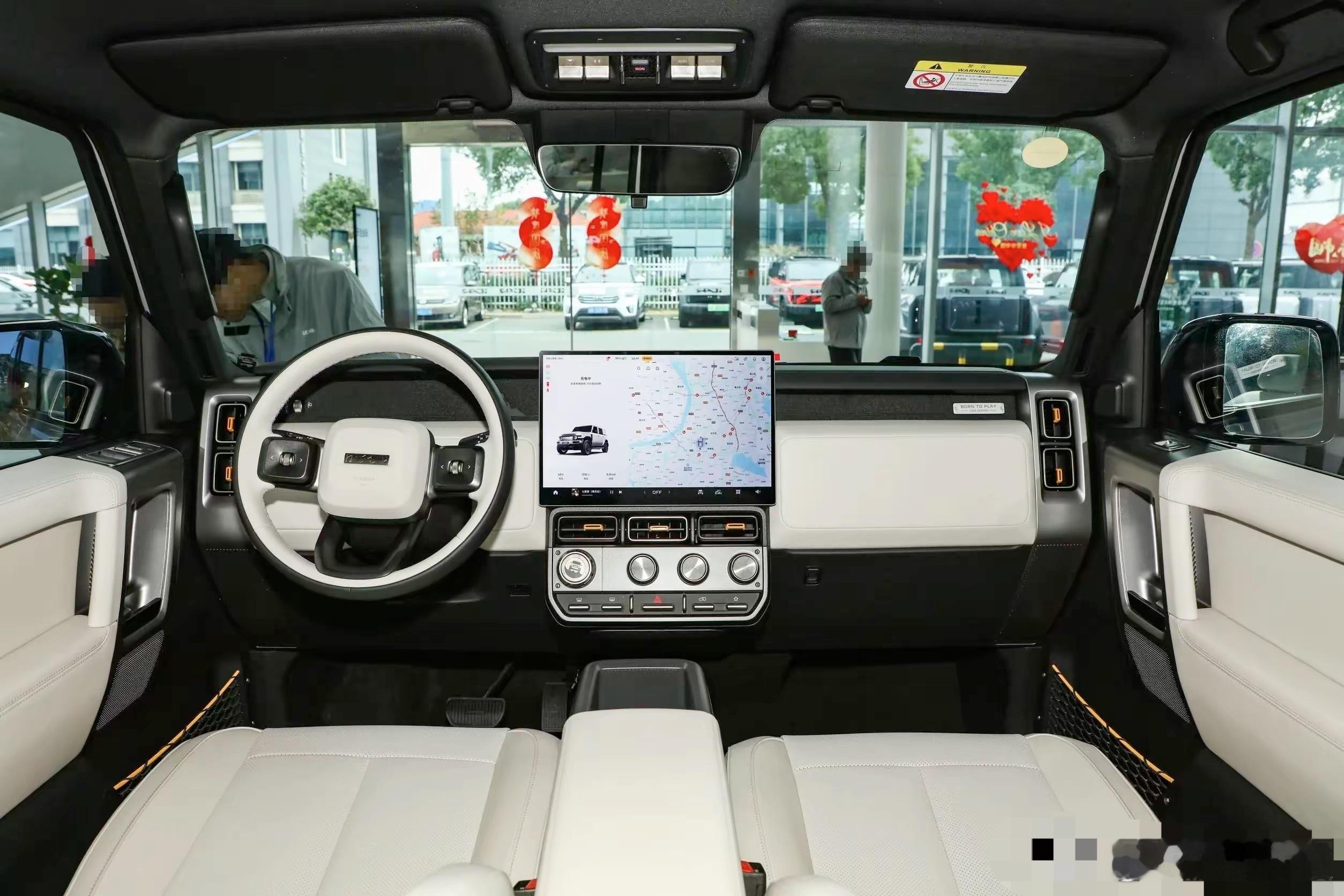 iCAR V23复古版亮相2025重庆车展：2025重庆车展上，iCAR V23