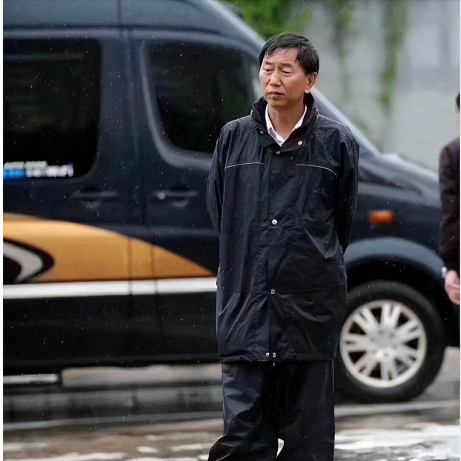 [微风]1993年，36岁的耿彦波一上任，就斥资5000万重修了一个破院子，当地