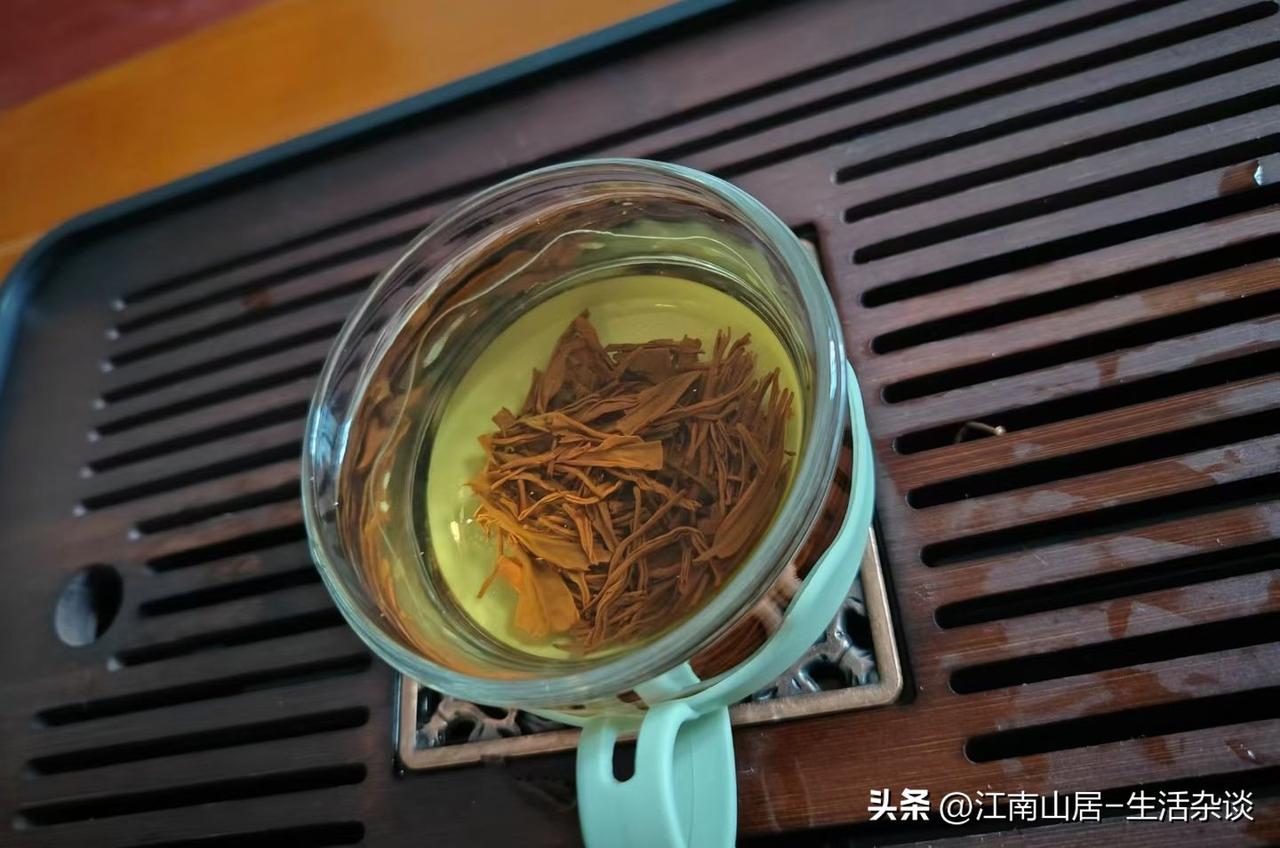 我有两个远房长辈，家里都有五六个儿女。但是每逢过年过节，家里的情况却截然不同。长