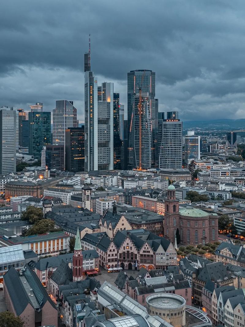 今天在抖音上刷到一个叫“荷兰加加”的网友讲她移民荷兰的故事，最后自己坦诚说：“我