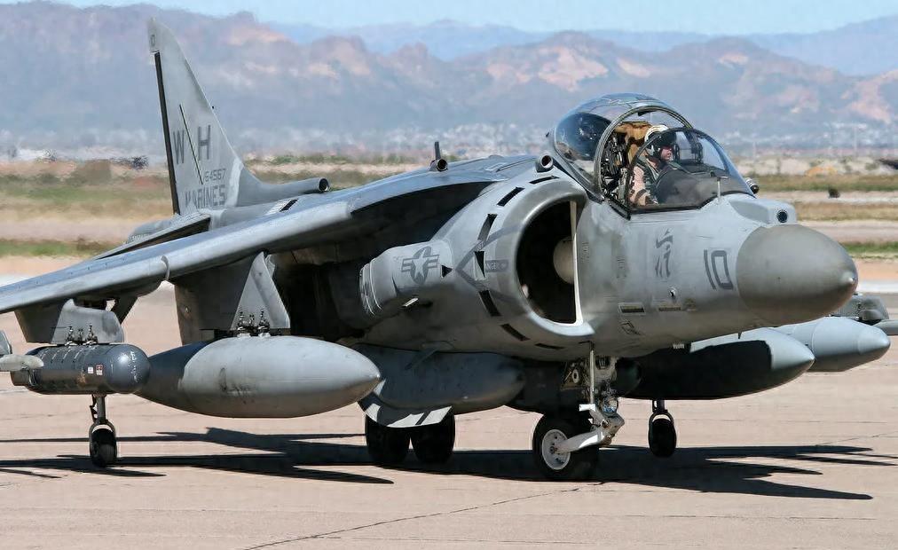 在垂直起降战机的发展史上，AV-8B“鹞Ⅱ”无疑是一座无法绕过的里程碑。

这款