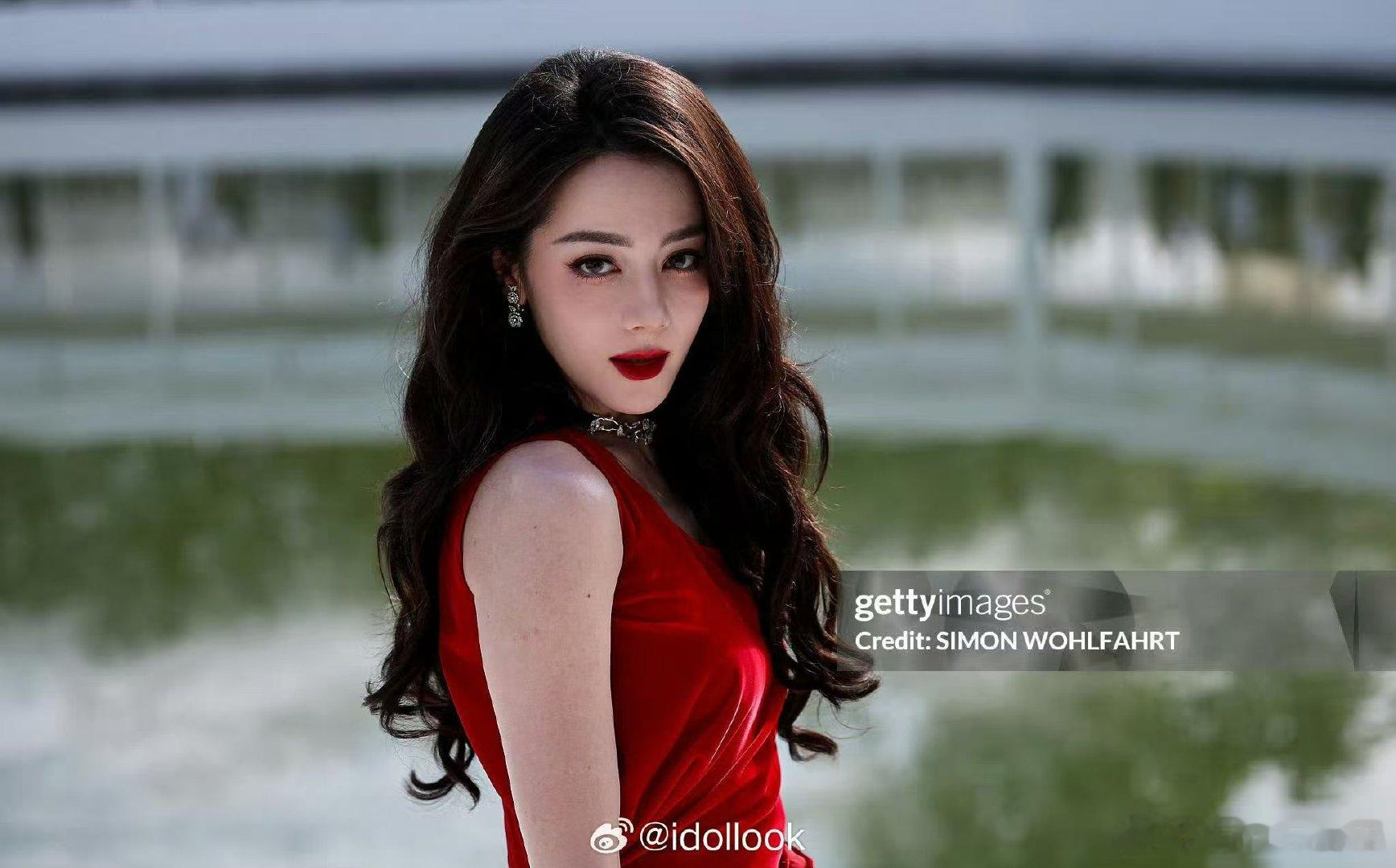 迪丽热巴秀场外媒抓拍迪丽热巴外媒抓拍[举手] ​迪丽热巴秀场外媒抓拍迪丽热巴[超