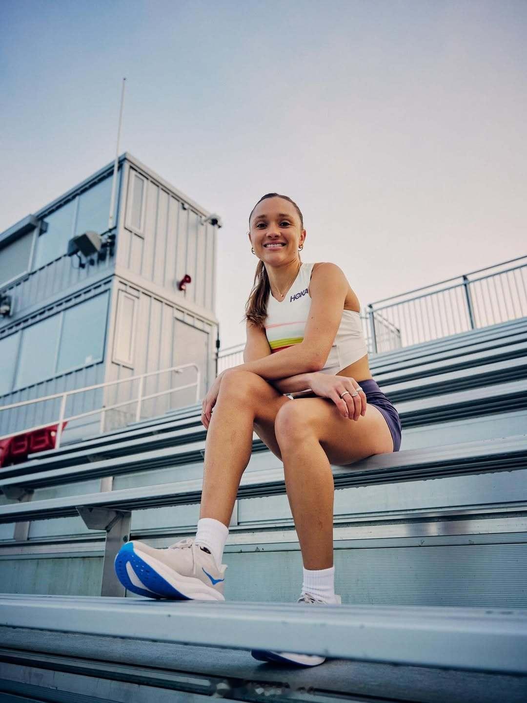 美国女子1英里跑场地、路跑纪录保持者 Sinclaire Johnson 签了 