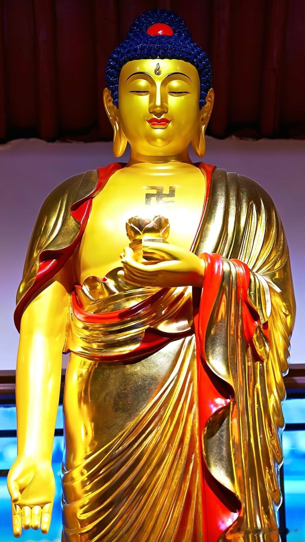 这尊金身立佛，藏着我们对“归宿”最深的向往
 
你在寺院里，一定见过这样一尊金身