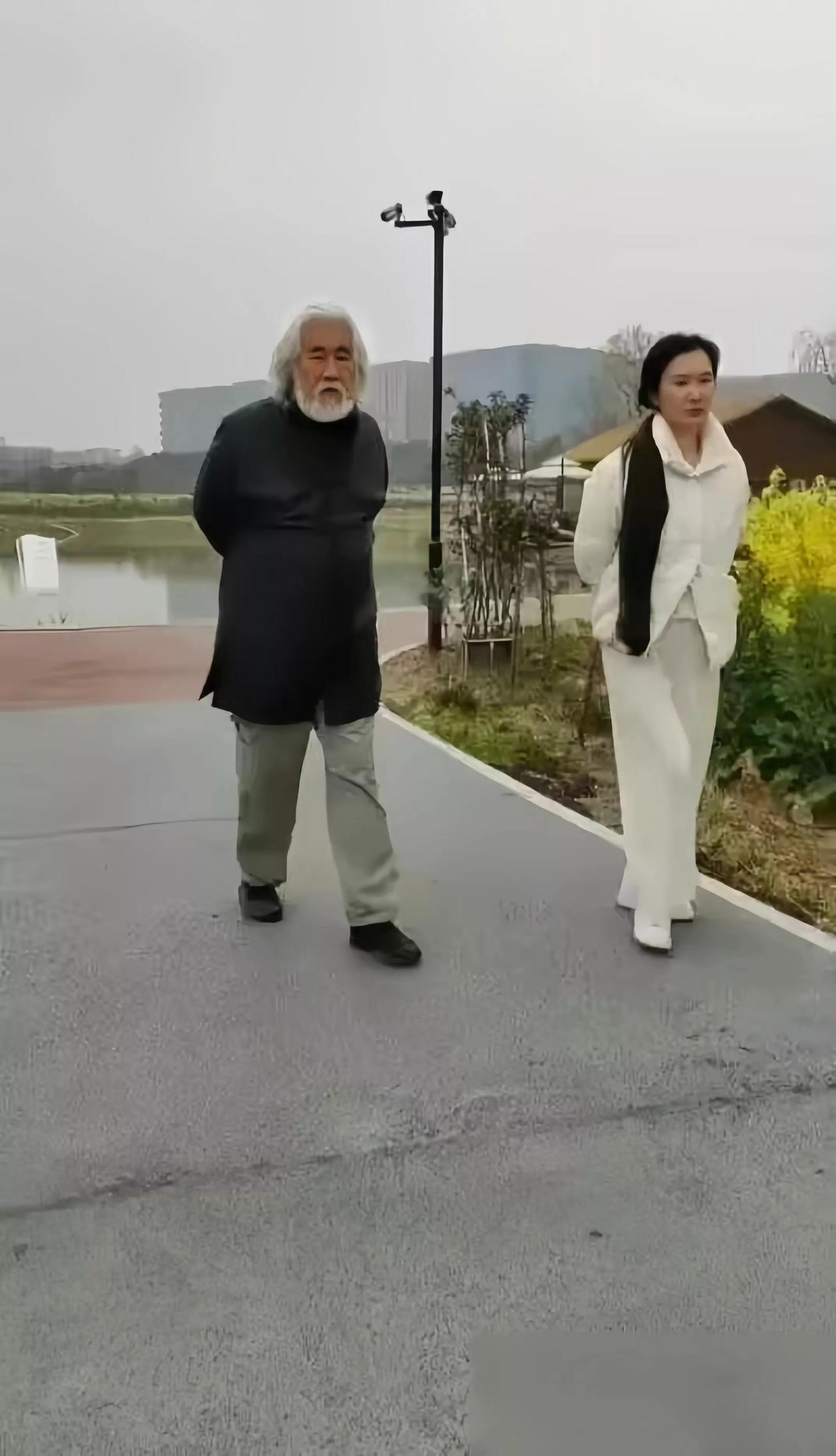如狼似虎的年纪碰到一个垂暮之年的老男人，杜星霖的脸上满是幽怨的神情。

不知道当