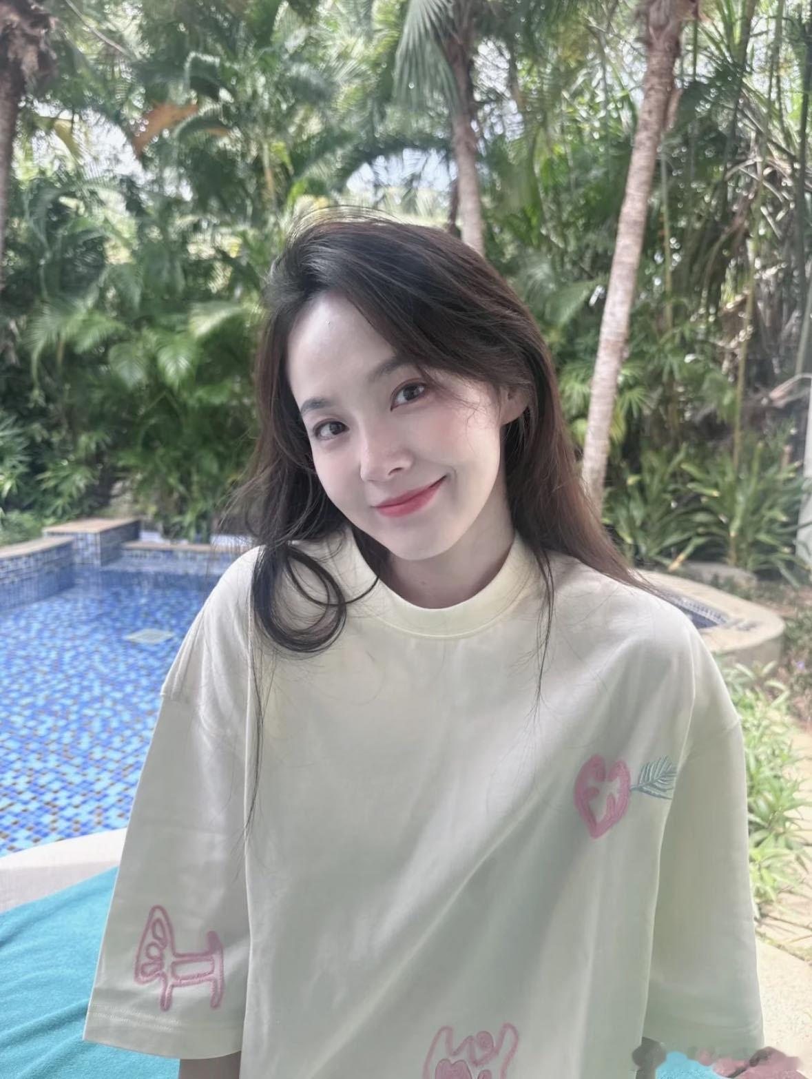 张佳宁的状态太好了！她的笑容让人感觉到无限的温暖和活力，整个人就像是冬日的暖阳～