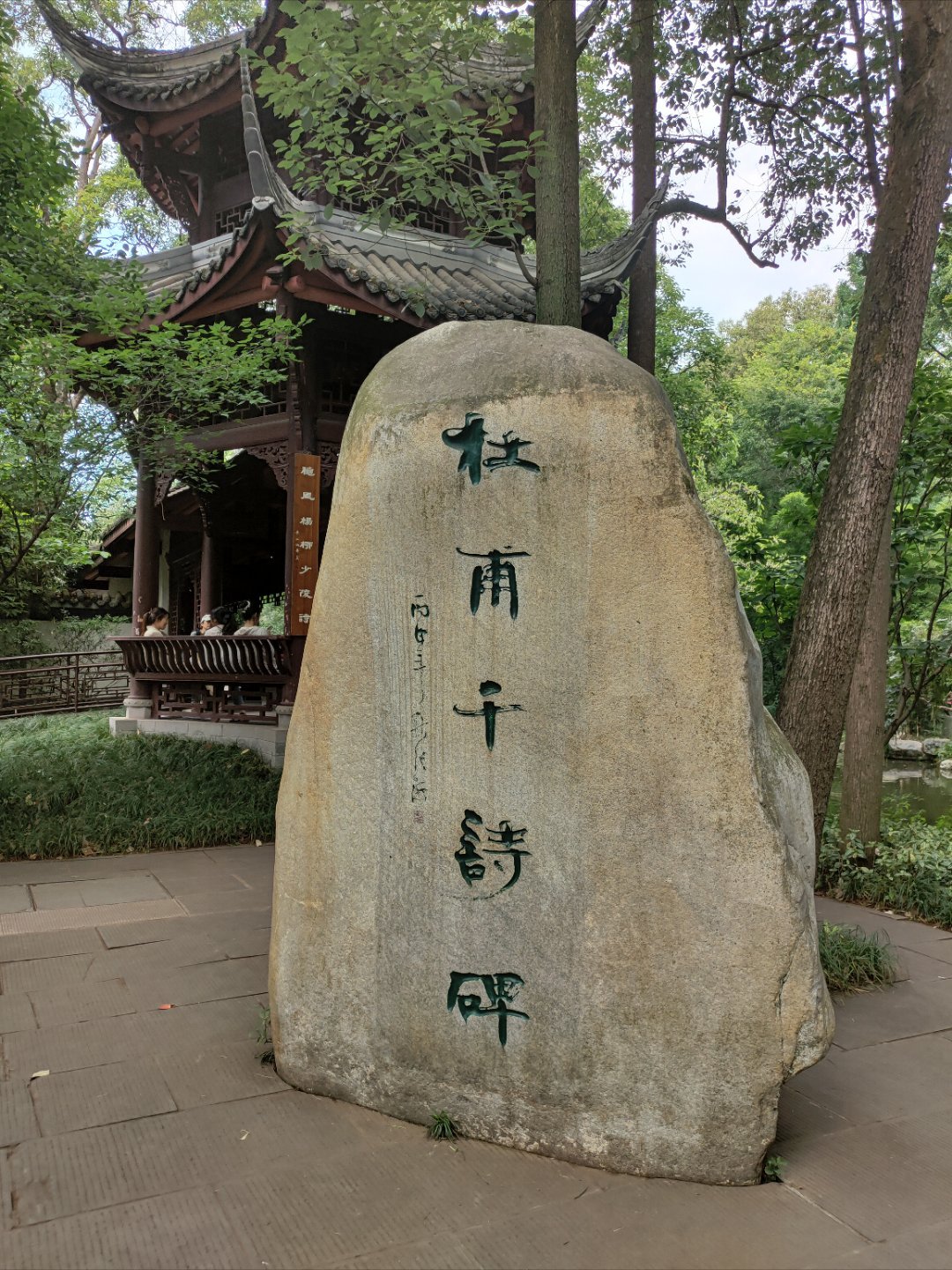 成都文化广场 幸福从不喧哗，它安静地住在生活的褶皱里。它是冬夜里那盏等你回家的灯