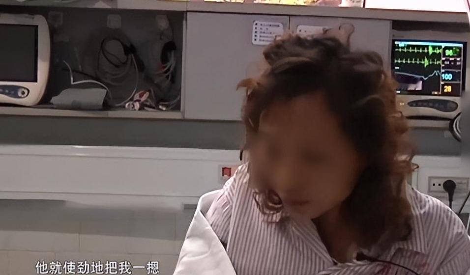 2013年冬天，1米5高的湖南富婆，被朋友硬生生塞入3米高的下水道。她把衣服逐一