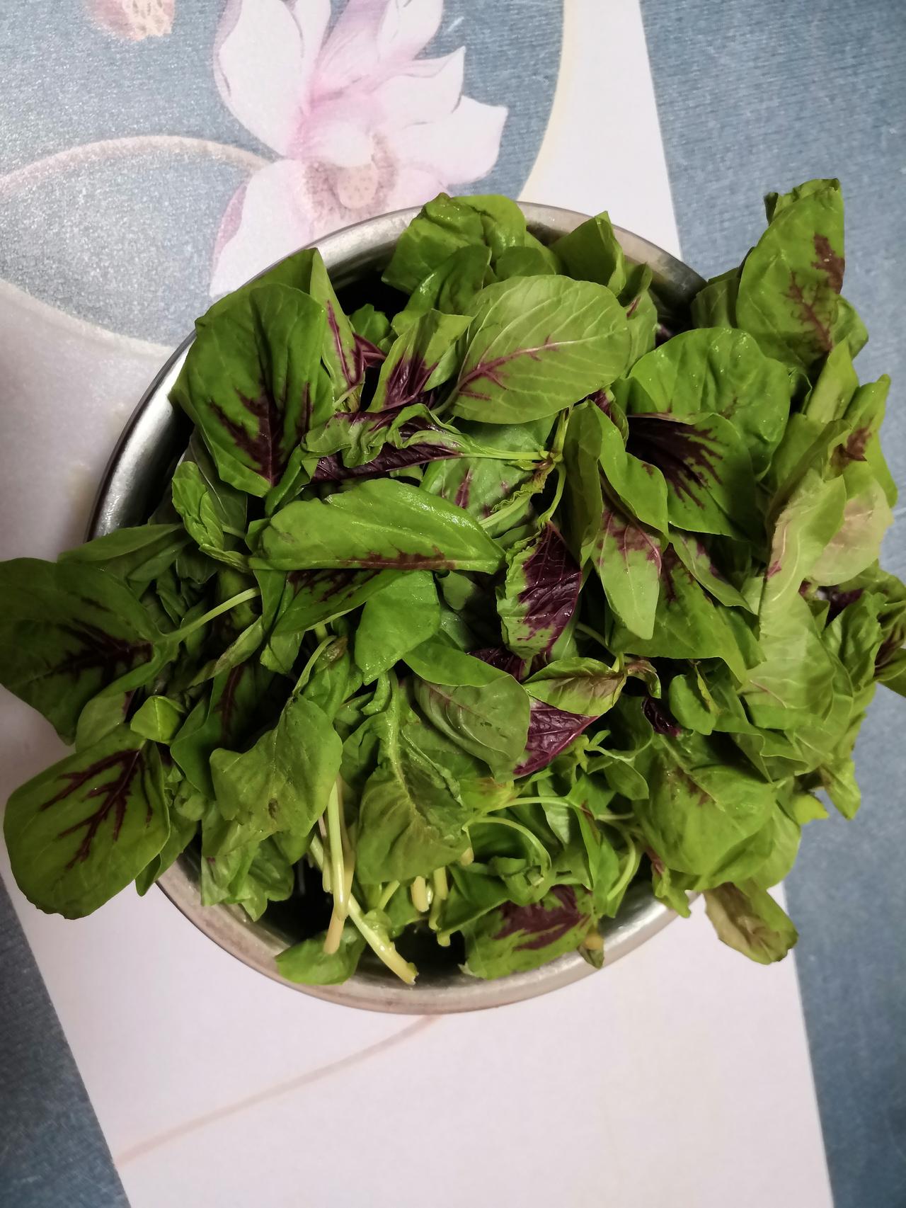 我今天到超市买了一把红苋菜，6块多钱一斤，我发现我这样修理它，炒熟后才一小盘，吃