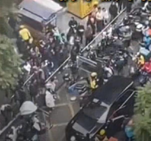 成都“较真哥”火了
火的原因是这个哥们9天内举报92次违停。有一辆车被他举报9次