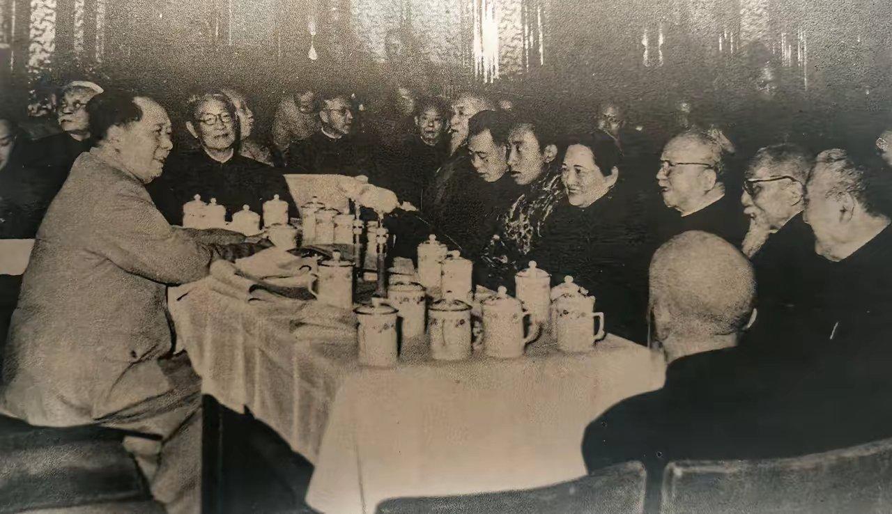 1959年4月15日，毛主席召集党外著名人士座谈会，房间太小，人又太多，一群人围