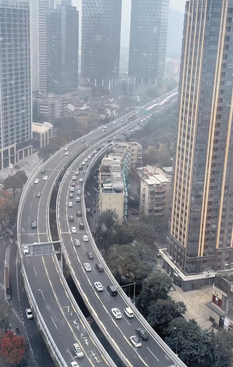 一张成都二环高架晚高峰航拍照片，最先在海外社交平台流传开来。画面总长28公里的二