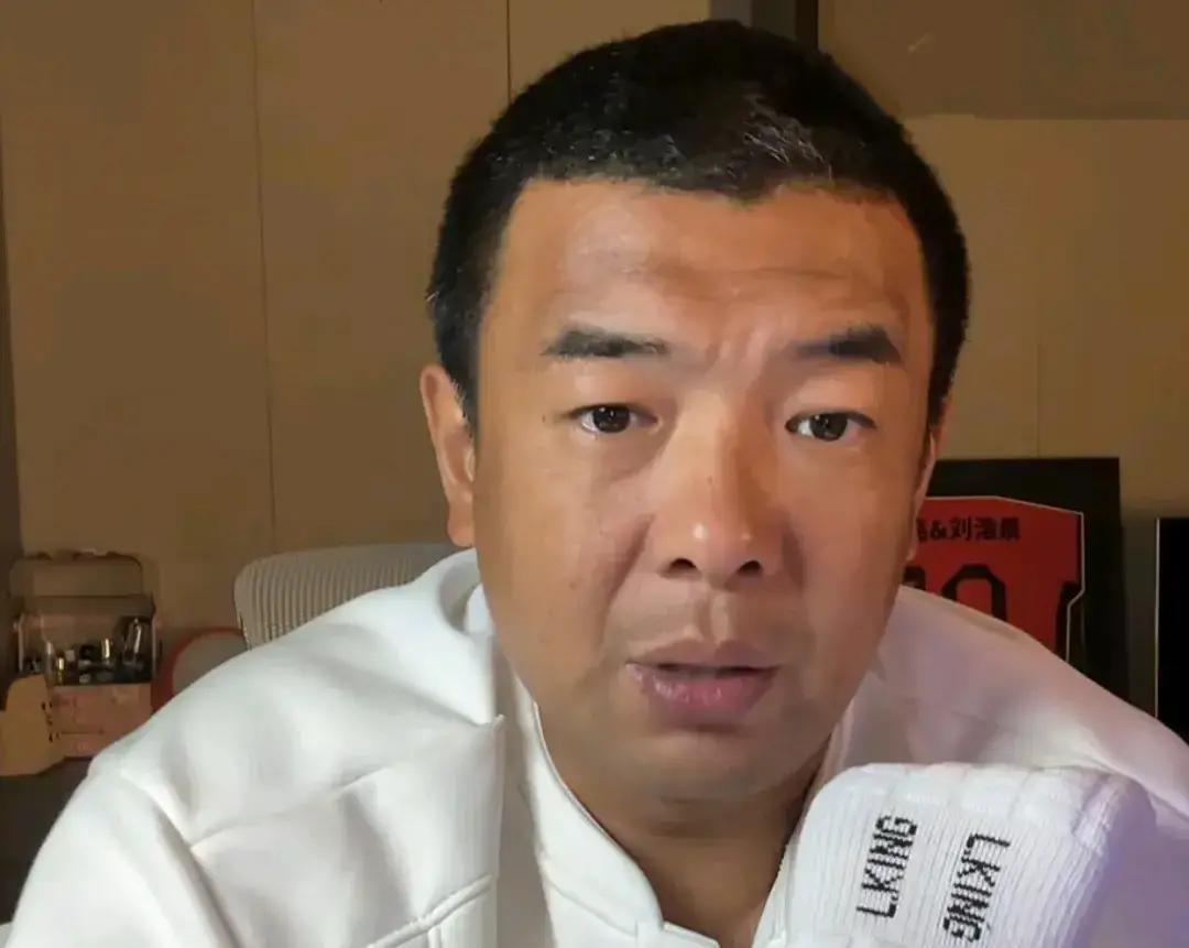 欠薪3年，球员住桥洞
 
徐亮直播时红了眼：签字费拖着，赢球奖欠条，俱乐部说倒就