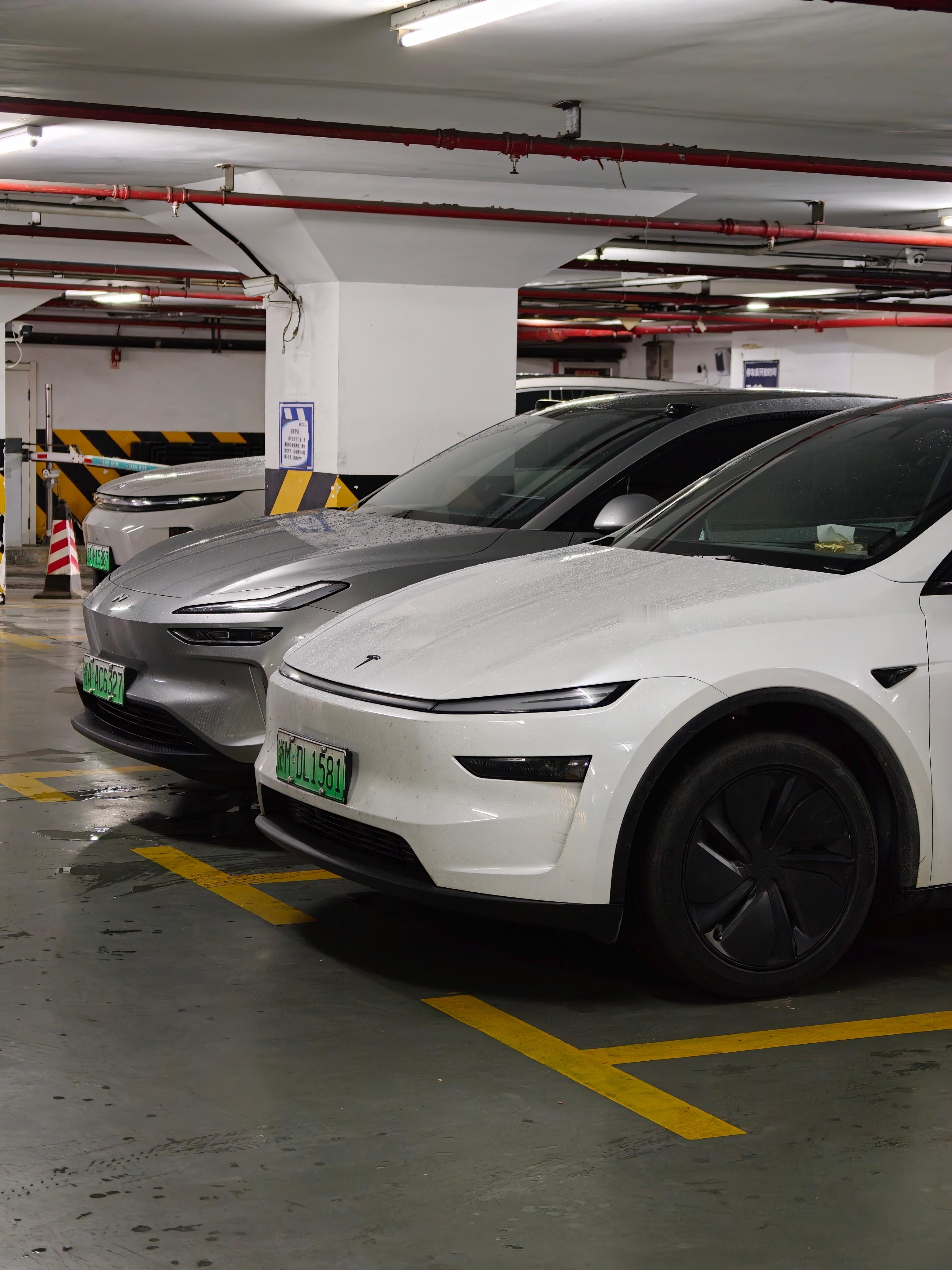 刚看到的群里实拍，乐道L60（老款）和Model Y，你觉得哪个更帅？我倒是觉得