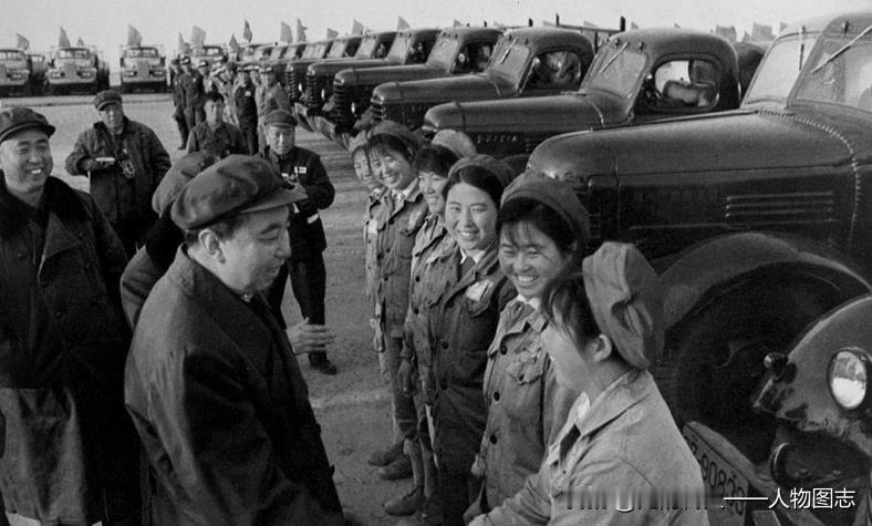 1977年4月19日，华国锋在观看女子车队司机的操作表演后，同她们握手。