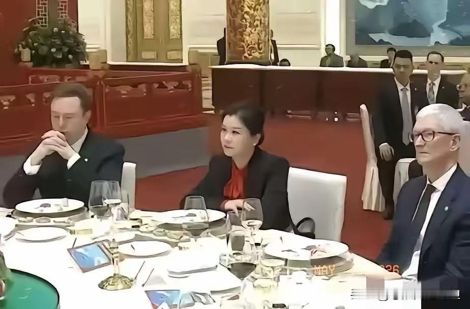 很多人好奇坐在马斯克和库克中间的女人是谁？她叫周群飞，1970年出生于湖南湘乡，