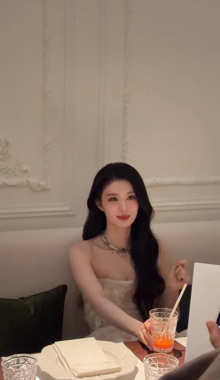 王楚然  🚢王楚然苏州活动状态churan迪奥品牌大使王楚然 
家姐只需要出现