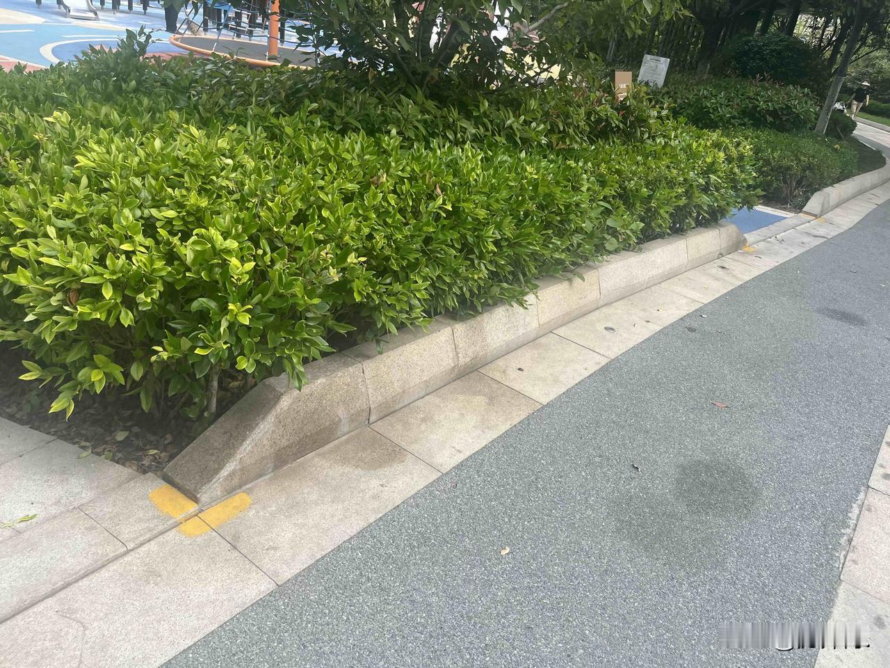 聊个小话题，金地悦峰狗尿问题。

挺搞笑的吧。其实，金地物业很尽心了。

可能是