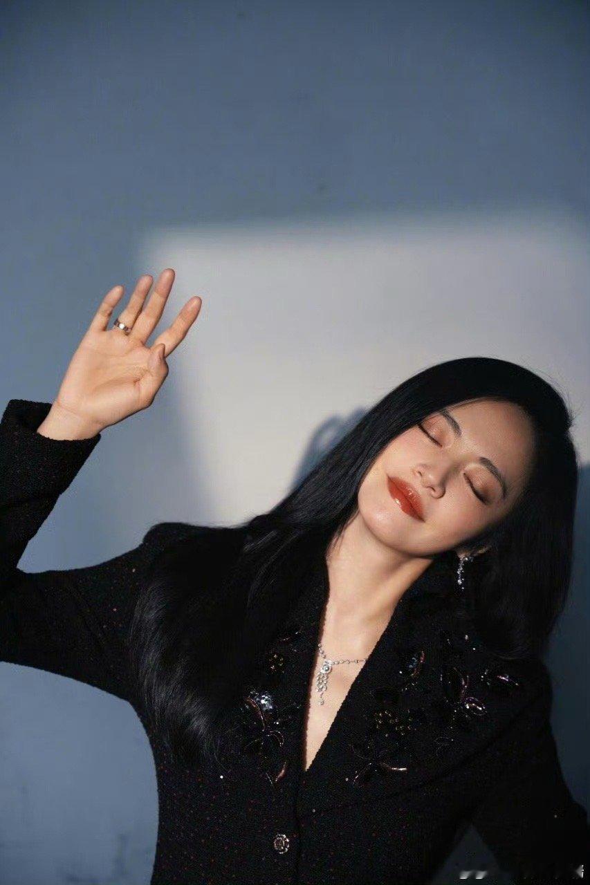 姚晨原来岁月从不败美人 看到姚晨，就仿佛看到了“郭芙蓉”最美好的未来式。岁月没有