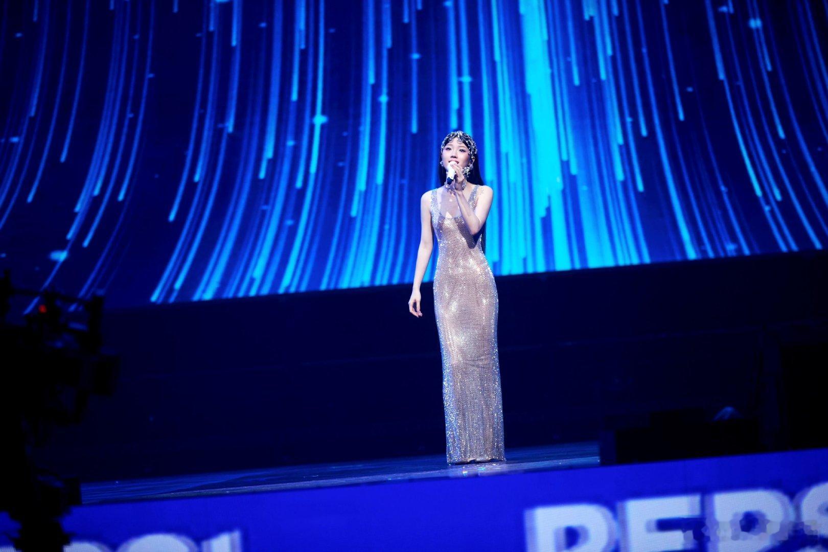 #单依纯浑身都是钻#她穿上这裙子简直就是女神降临，让人移不开视线。这裙子设计得太