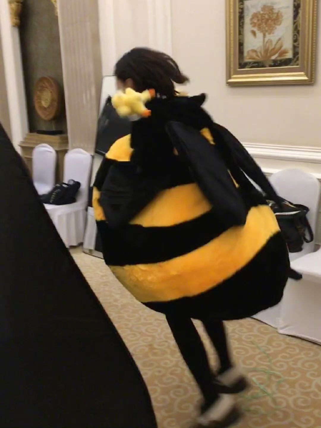 杨迪把周冬雨的暖宝当鞋垫 杨迪这波操作太搞笑！把周冬雨暖宝当鞋垫，还理直气壮吐槽