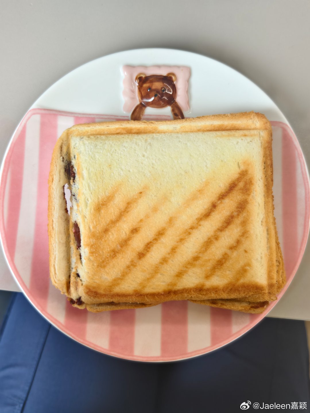 早餐吃热压机做的巧克力吐司，小熊盖被子早餐打卡