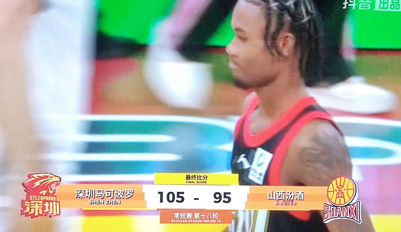 深圳105-95击败山西，这场比赛杜锋也很关注，早早的和助教坐在电视机前观看，比