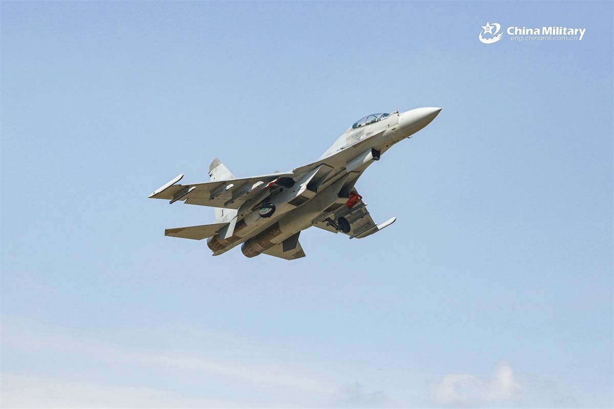 东部战区空军航空兵某旅开展飞行训练武器装备 ​​​