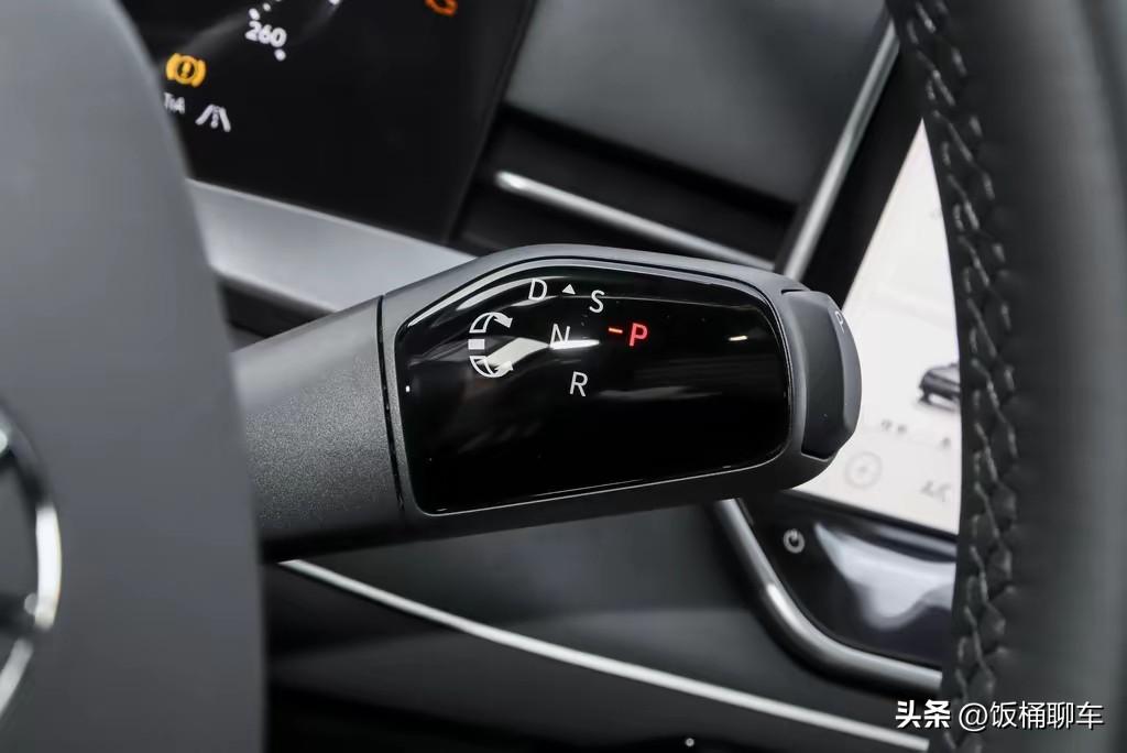 不黑不喷，实话实说。
如今换代的大众车都采用了怀挡设计，部分换代或新款大众车取消