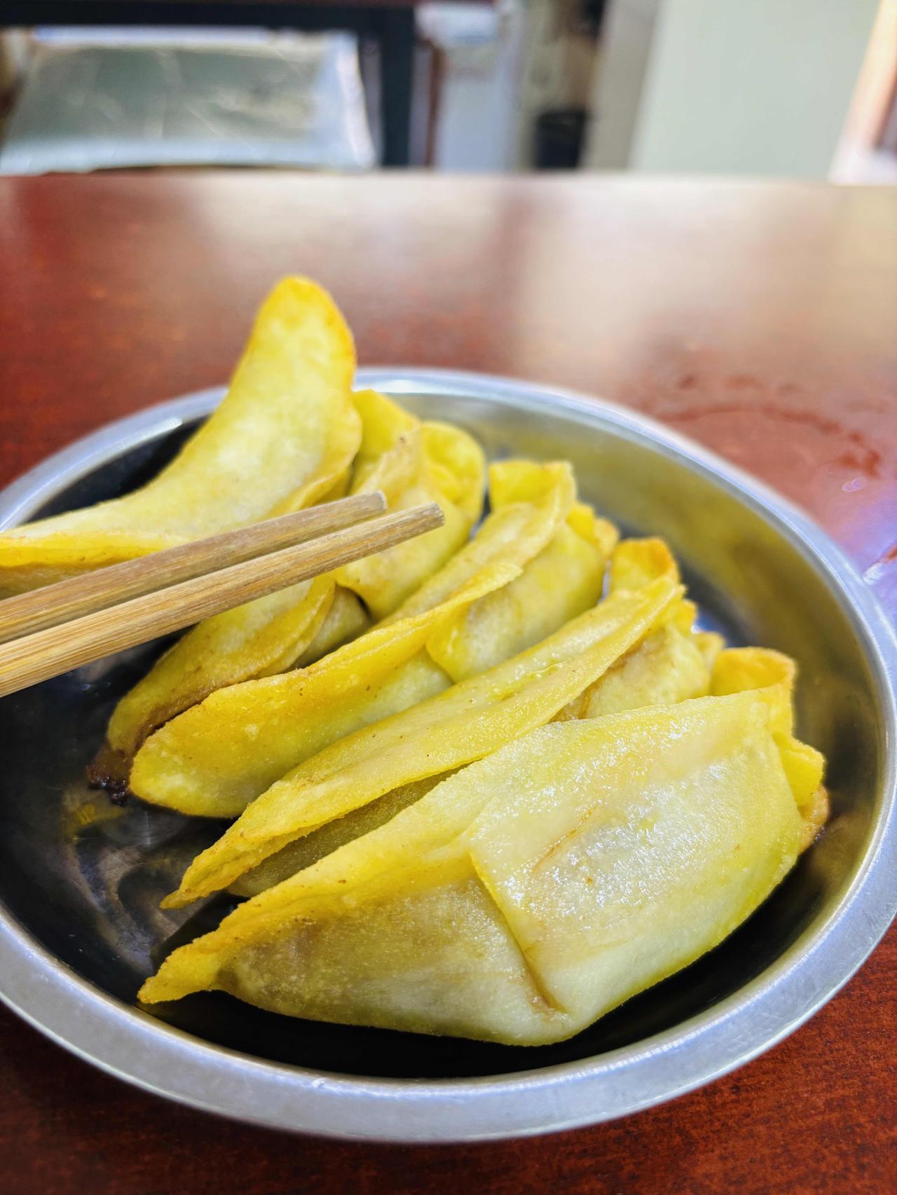 品南京地道味道
七家湾牛肉锅贴
咬开的瞬间，汁水顺着口腔流入肚子里，牛肉的顺滑感