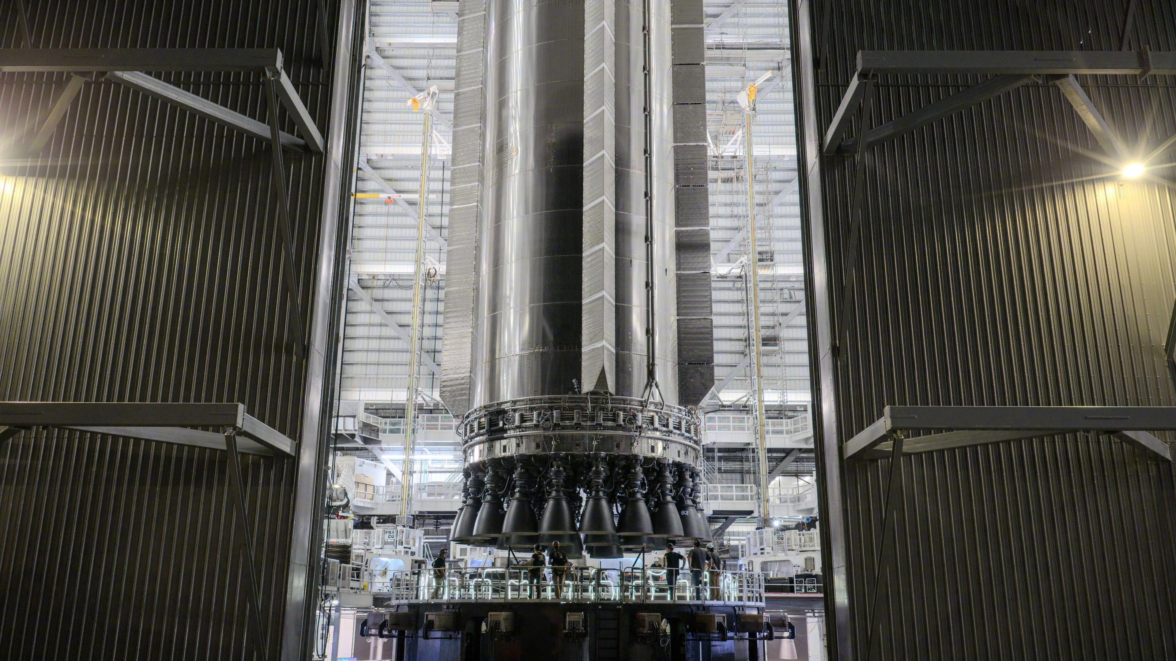 阿尔忒弥斯2号返回的第二天，SpaceX刚刚发文，星舰一级超重型助推器B19 和