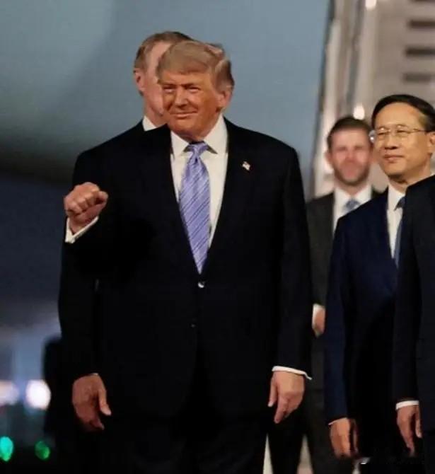 在此起彼伏的“欢迎”声中，美国总统特朗普获得了极高的礼遇，我想，他一定满足极了！