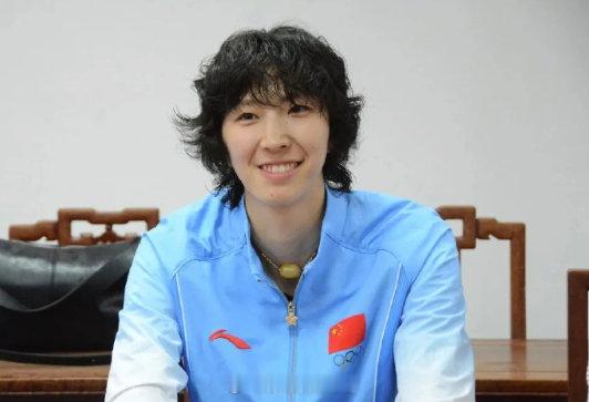 吴梦洁新造型撞脸郎平在亚运会摘金回来后，中国女排的运动员们也是迎来了难得的休息时
