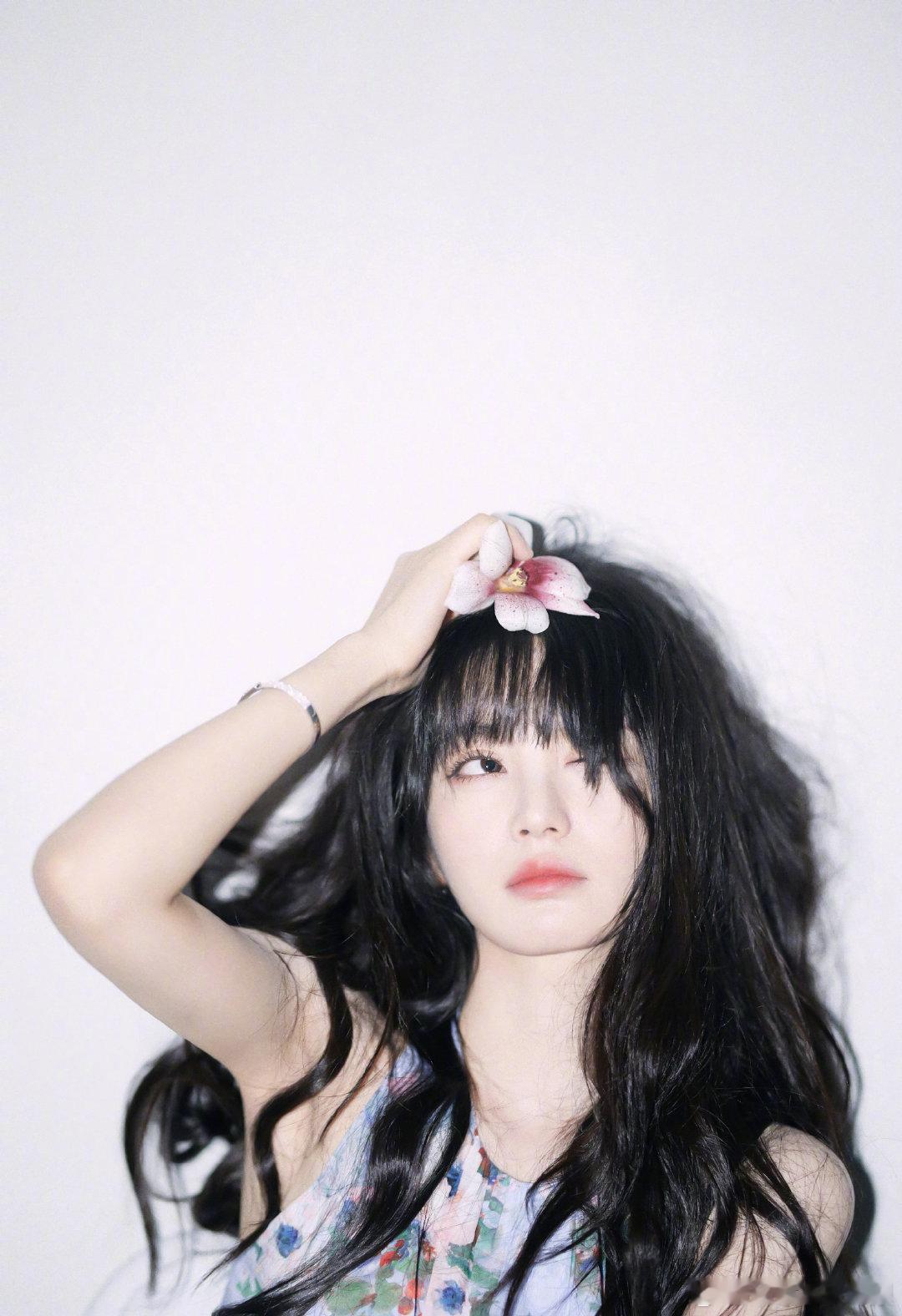 田曦薇被代拍吓到了代拍能不能收敛点！把田曦薇都吓出表情包了，看着都心疼? 