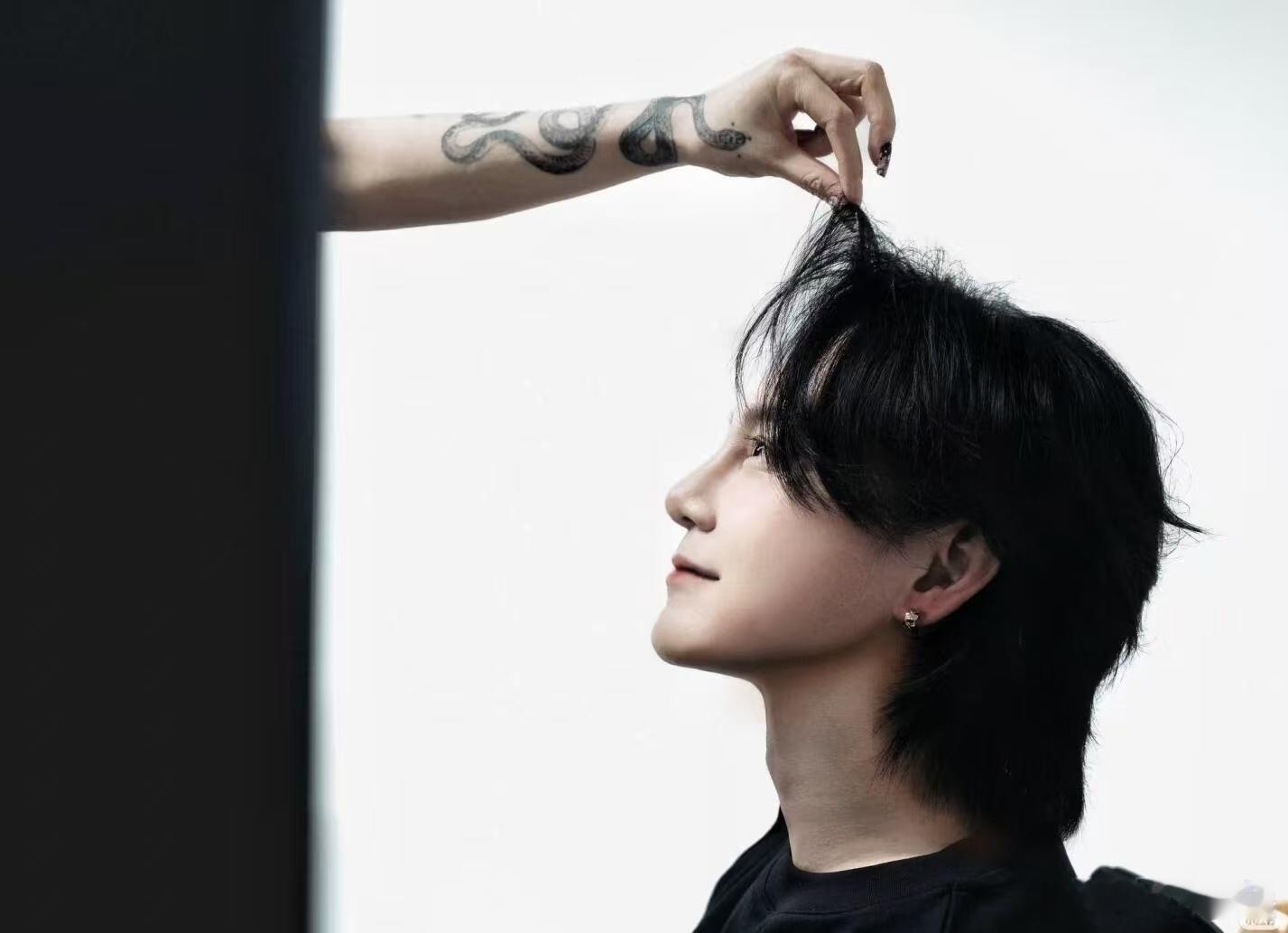黄晓明尹正创业谁当老板 创业路上有并肩同行也有利益纷争，两人既要打理公司运营，又