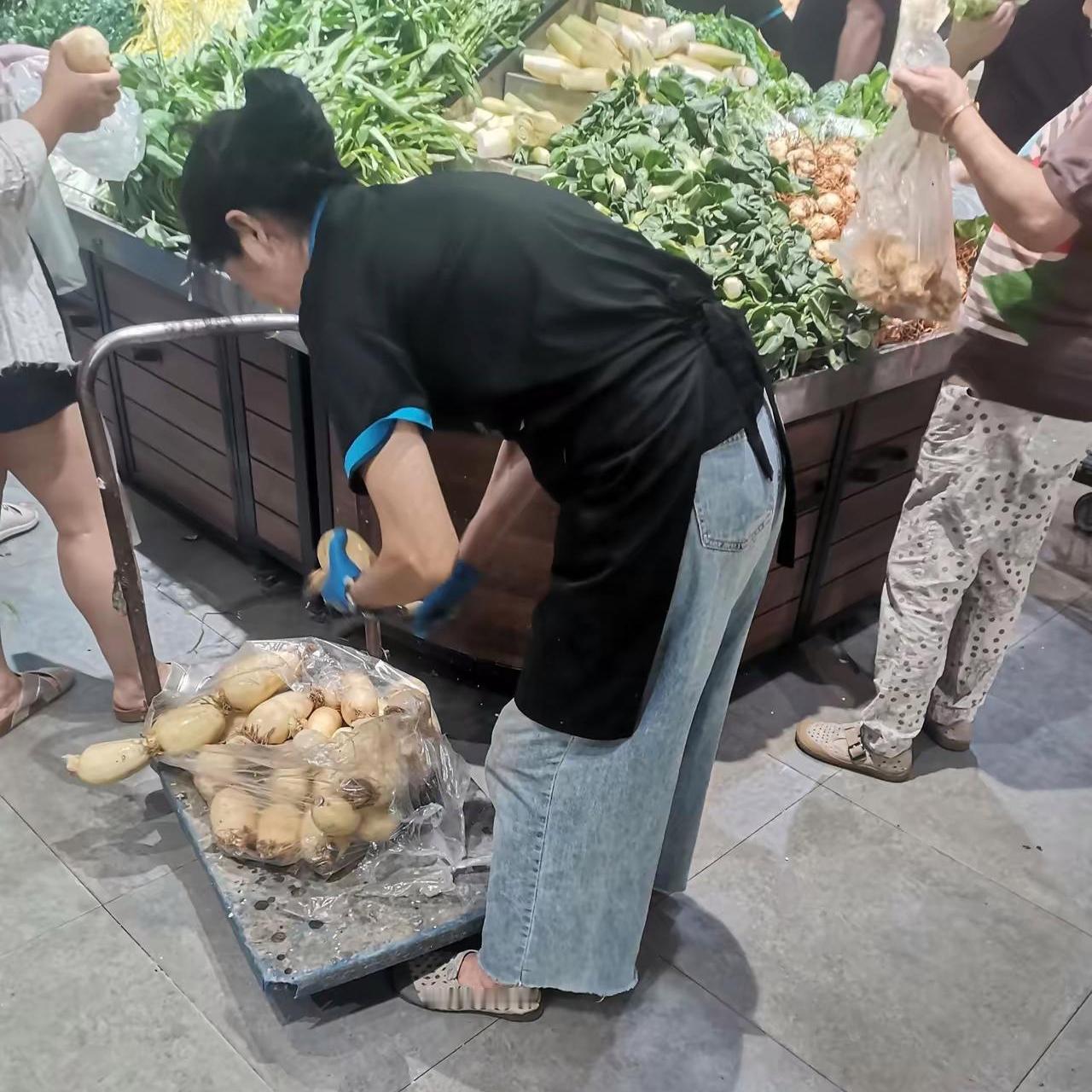 人间大智慧！这对老两口的做法，看哭无数人
 
太佩服这对通透的老夫妻！儿子工地意