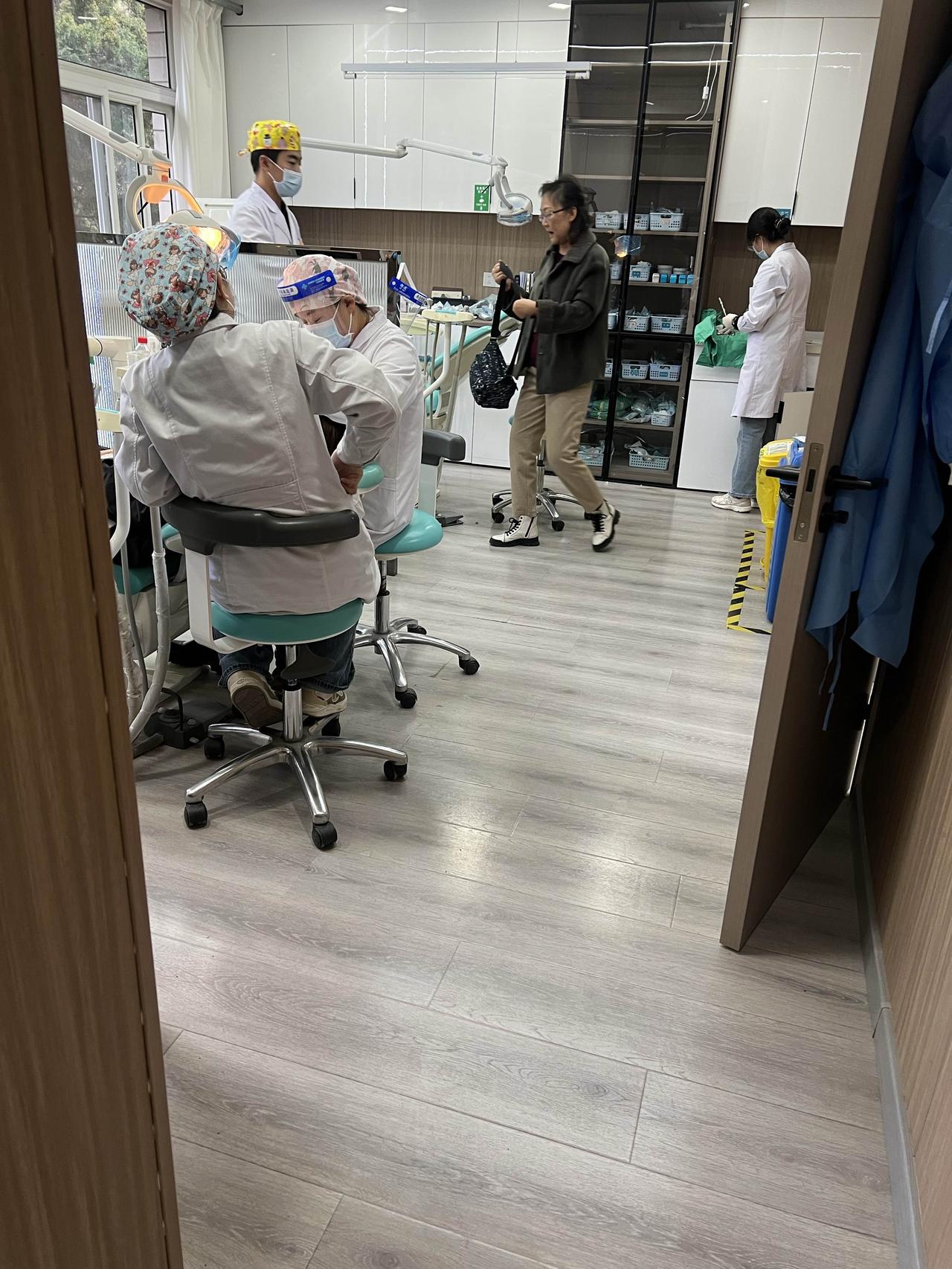 刚才看了一个网友写的关于种牙以后脸肿了，牙还疼的这种后遗症。

我觉得主要是因为