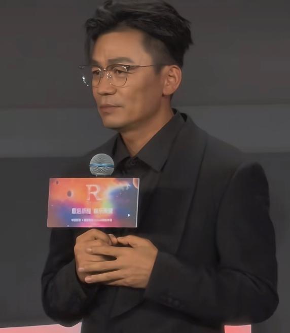 发现了没，王宝强有一个很明显的变化，不是他的皮肤变白了，而是他变得越来越帅气了！