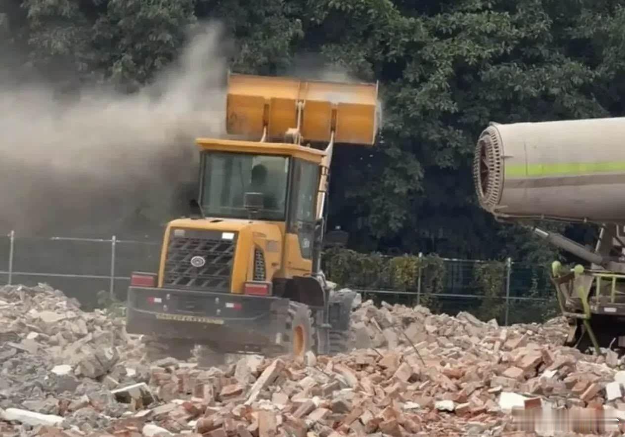 广州海珠区布洲街道一工地雾炮车因操作失误未加水，竟喷出漫天尘土，引发“扬尘逼迁”