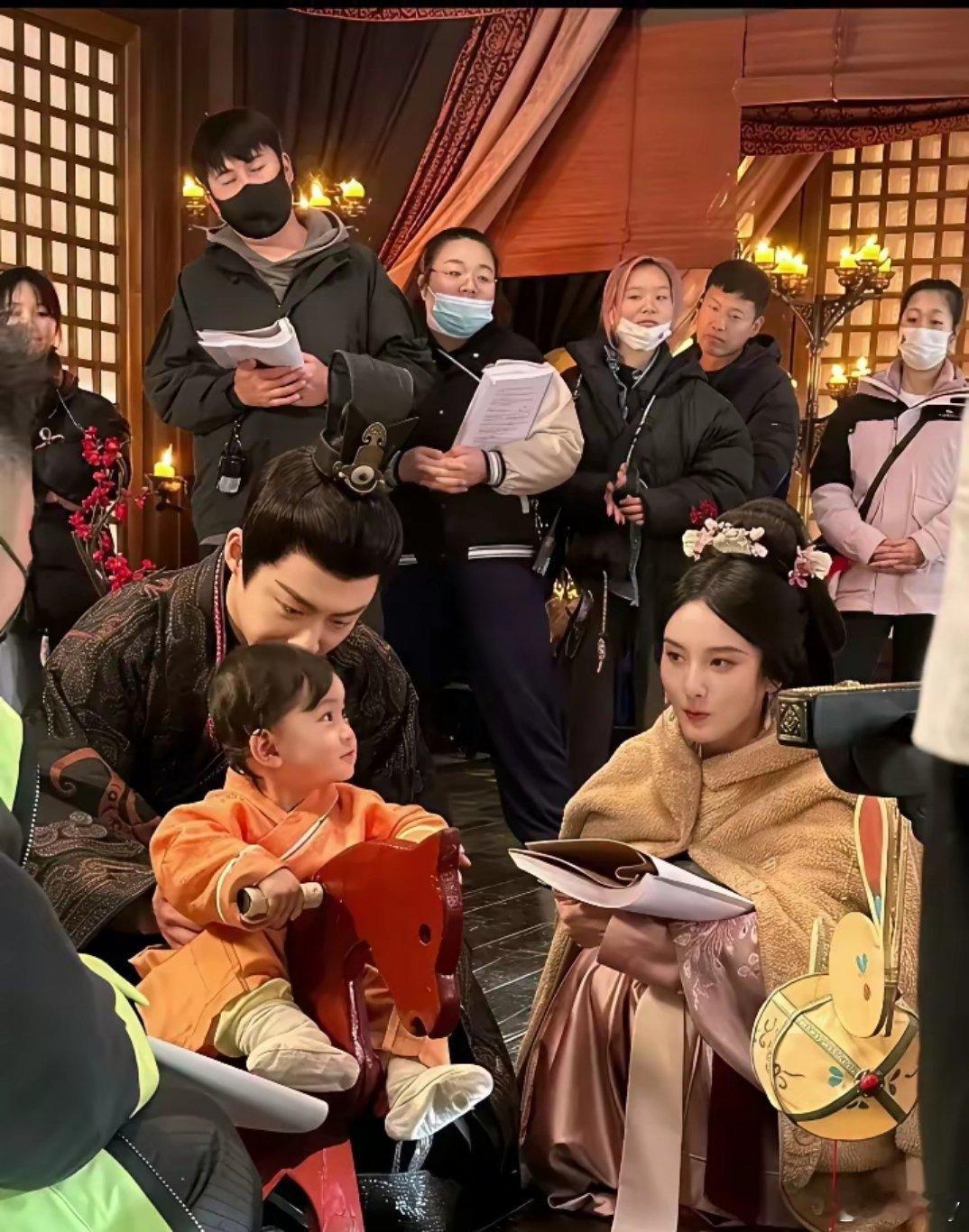 《折腰 》里小乔婚后生了一个可爱的女儿，直接被魏邵宠上天了！​而这个女儿更是遗传
