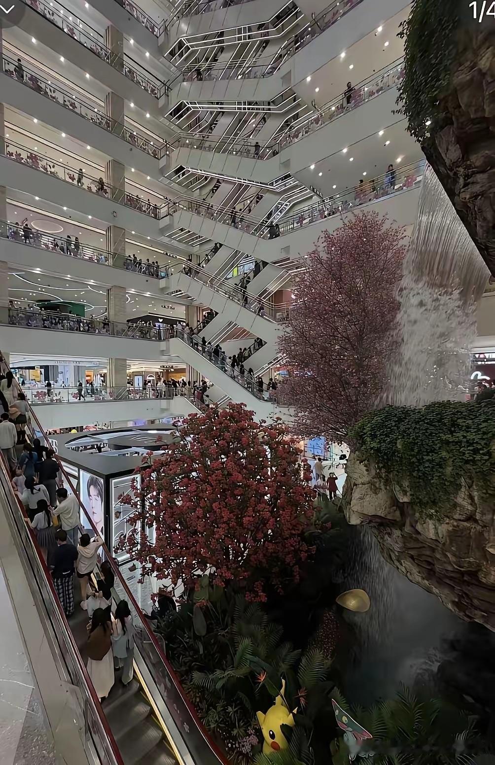 严总跳下去了
西安赛格火了
一个开店做到400 家的老板就这样舍弃他的员工走了！